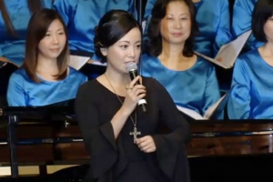 鄧萃雯上週末在悉尼「天歌2014音樂會」含泪見證耶穌無條件大愛對她的改變。（圖：視頻截屏） <br/>