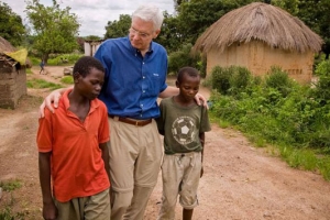 美宣明會主席理查德·貝爾斯登與助養兒童。（圖：宣明會） <br/>