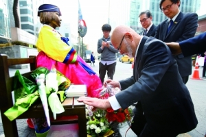 一位日籍老牧師近日到韓國首爾慰安婦少女銅像前下跪懺悔。（圖：《韓聯社》） <br/>