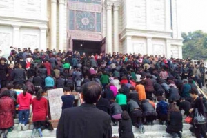 面對政府強拆，數千信徒在教堂外禱告守護。（圖：對華援助協會） <br/>