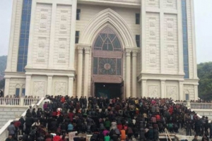 數千信徒禱告守護面臨被拆命運的三江教堂四圍。 <br/>