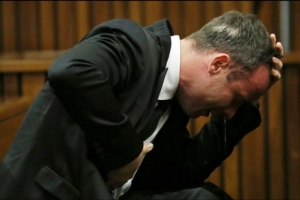 南非著名殘疾人田徑明星皮斯托瑞斯當庭慟哭。（圖：網絡截屏） <br/>