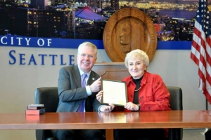 西雅圖市長Ed Murray公開表揚彭蒙惠並頒訂4月2日為彭蒙惠日。（圖：空英） <br/>