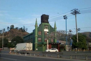 溫州瑞安驚現「蒙面教堂」，十字架被地方政府用黑布強制遮罩。（圖：曼德微博） <br/>