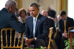 奧巴馬總統週一在白宮舉行今年度復活節祈禱會，與基督教領袖禱告。（圖：截自網絡） <br/>