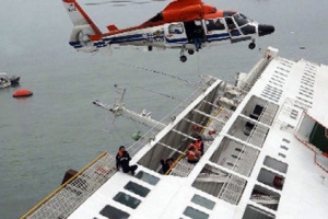 救援直升機16日搶救「歲月號」客輪乘客。（圖：美聯社） <br/>