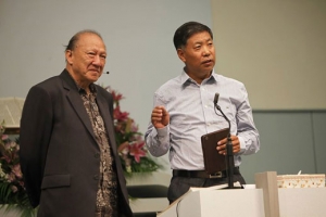 至左：唐崇榮牧師與張伯笠牧師。（圖：唐崇榮國際佈道團台灣辦事處臉書） <br/>