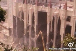 三江教堂被拆，觸目驚心。（圖：趙曉微博） <br/>