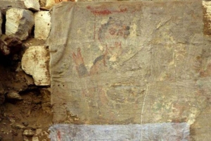 考古學家在埃及一座神秘的墓穴中發現一面石壁畫，宣稱畫中的年輕男子很可能是最早期的耶穌形象。（圖：網絡截屏） <br/>