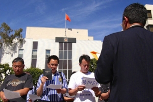 洛杉磯數位華人教牧信徒向中領館請願，抗議溫州政府強拆教堂及十字架的粗暴舉動。 <br/>