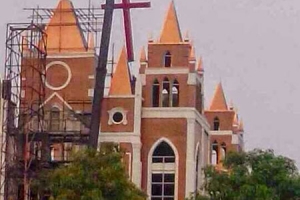 溫州樂清市雁蕩鎮的白溪基督教堂十字架被拆除，據稱該教會並沒有違章且手續齊全。（圖：對華援助協會） <br/>