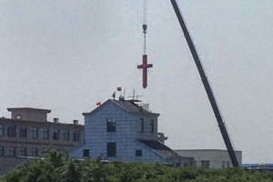 杭州市喬司禮拜堂的十字架被拆，信徒痛哭。（圖：對華援助協會） <br/>