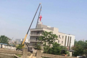杭州基督教五常教會的十字架昨日上午被當局以「違章建築」藉口強拆。（圖：對華援助協會） <br/>