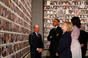 奧巴馬與一些官員參觀911紀念館。（圖：路透社） <br/>