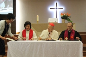 左起：陳堅麗監督、湯漢樞機、袁天佑牧師簽署《成義／稱義聯合聲明》中文譯本。(圖：hkcc) <br/>