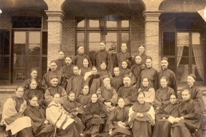 1891年內地會西教士照片。第二排中間白鬍子者便是戴德生。(圖：網絡) <br/>