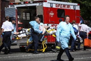西雅圖太平洋大學發生槍擊案後，救護人員抬著擔架將傷者送醫。（圖：美聯社） <br/>