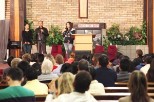 大陸基督徒藝人孫海英、呂麗萍伉儷（至左）在台上分享見證。（圖：遠志明牧師臉書） <br/>