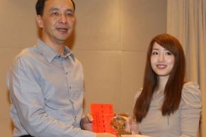 初信主的美麗女教師楊喬茵獲新北市長朱立倫公開表彰。（圖：聯合報） <br/>