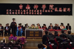 陳煒仁代表台南神學院畢業生上台致詞。（圖：聯合報） <br/>