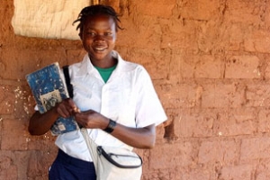摆脫童婚的枷鎖後，莫桑比克女孩貝特麗向著成為教師的夢想進發。她說：「我只會在畢業後，才會結婚。」（圖：宣明會） <br/>