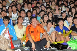 中大校長沈祖堯與1500個師生觀看世界盃冠軍爭奪賽，相當親民。 <br/>