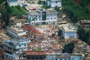 中國雲南昭通市魯甸縣龍頭山鎮是地震震央，從直升機所見，房屋幾乎全被夷為平地。（圖：路透社） <br/>