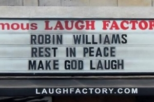 好萊塢的笑工場（Laugh Factory）在死訊傳出之後，也特別亮起了燈寫著「羅賓.威廉斯 安息吧 叫上帝笑吧」（ Robin Williams Rest in Peace Make God Laugh）。(Twitter/The Laugh Factory) <br/>