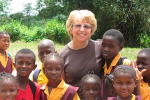 在利比里亞抗疫前線感染伊波拉病毒的宣教士南希（Nancy Writebol）自5日返美治療後，病況穩步好轉。（圖：美聯社） <br/>