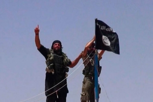 從一位聖戰士的Twitter上看到一張伊斯蘭武裝分子在伊拉克和敘利亞邊境高掛聖戰旗幟的圖片。（圖：AFP） <br/>