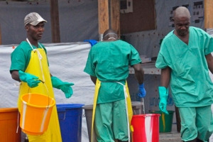 利比里亞（Liberia）首都蒙羅維亞（Monrovia）的醫護人員拿著水桶作為他們的防禦工具之一。（圖：美聯社） <br/>