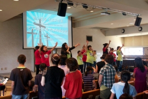 讚美之泉舉行以日本語進行為兒童而設的敬拜讚美特會。（圖：Grace Christian Fellowship 臉書） <br/>