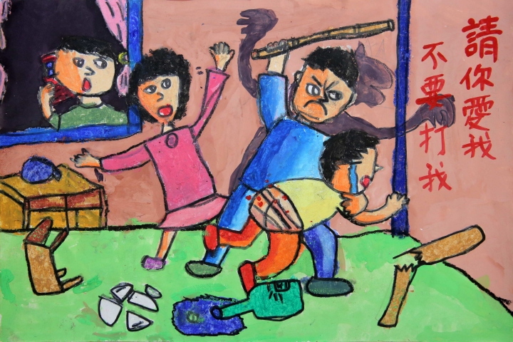 台南的小義畫出一個因為爸爸愛喝酒而家暴的家庭，呼籲大眾重視兒童保護（台灣世界展望會提供）