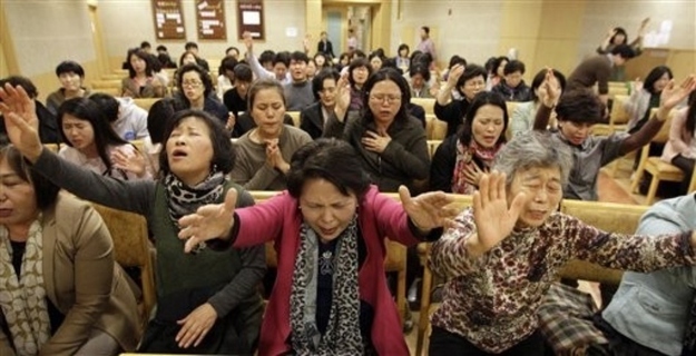 火熱的韓國教會禱告氣氛熱烈。
