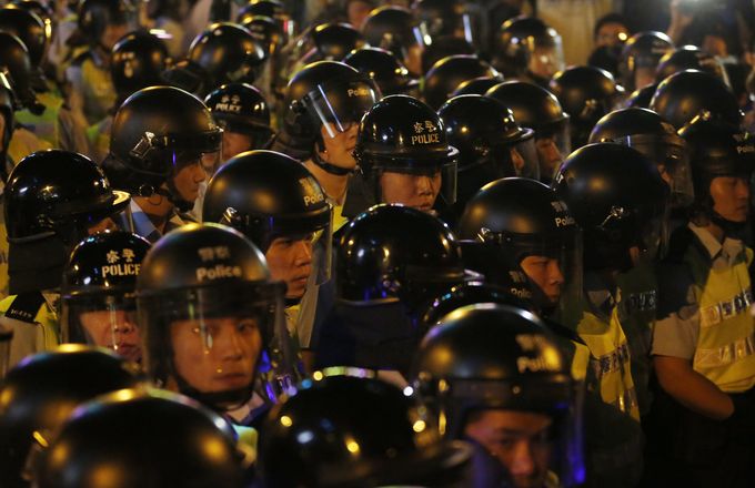 香港佔中民眾17日深夜反攻旺角，與警方爆發激烈衝突。（美聯社）