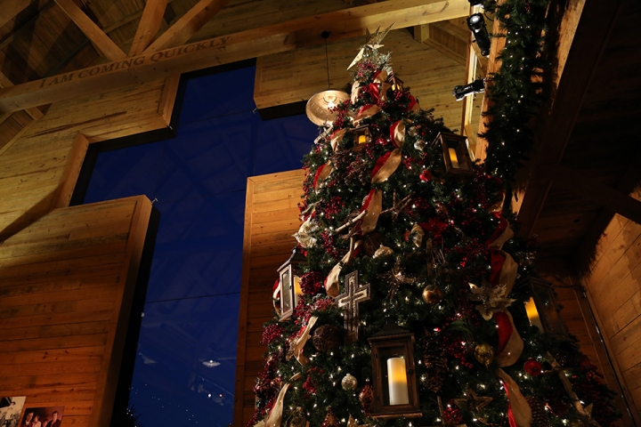 葛培理圖書館門前架起了20尺高的聖誕樹。(圖：BGEA)