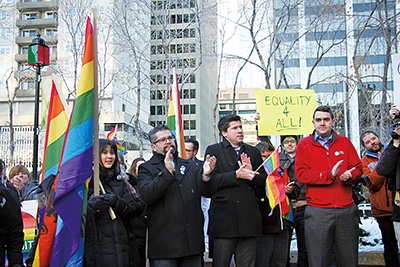 一批市民在卡加利就《10號法案》，為同性戀學生爭取權益。（圖：星島日報）