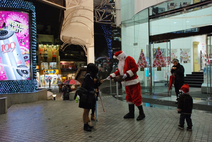 OM福音船同工在日本街頭扮成聖誕老人傳福音。(圖：日本OM)