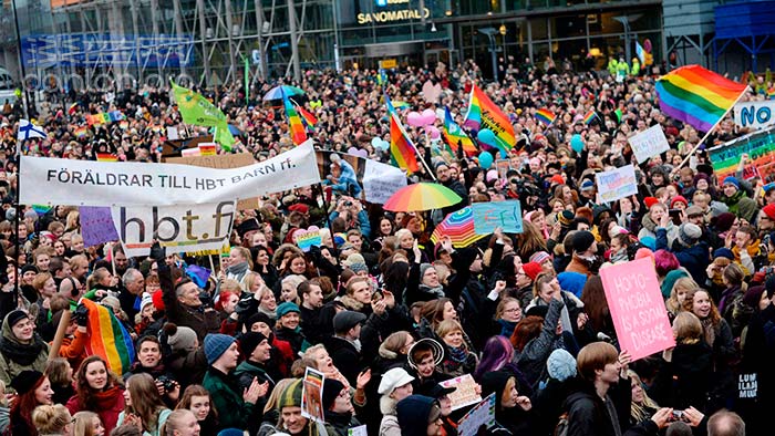 11月28日，數以千計的民眾在芬蘭國會大廈外慶祝婚姻平等。（圖：路透社）