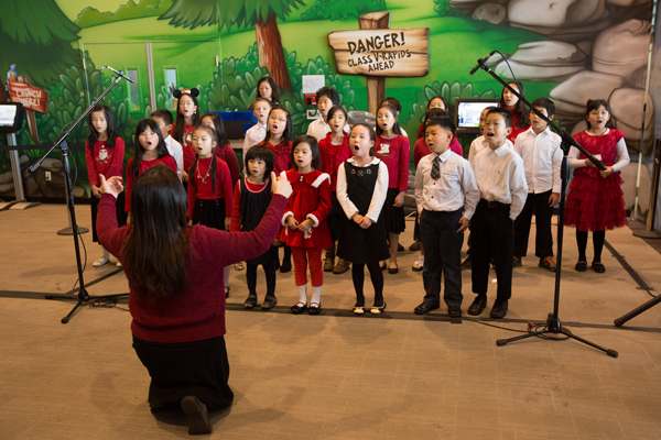 矽谷生命河靈糧堂的兒童樂團和詩班在一年一度的點聖誕樹燈主日表演聖誕詩歌。(圖:基督日報)