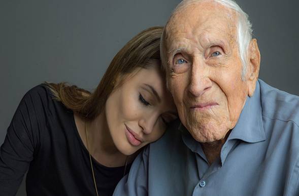 好萊塢女星安祖蓮娜.祖莉(Angelina Jolie)與她心目中的英雄二戰退役軍人並虔誠基督徒路易斯.贊佩里尼(Louis Zamperini)。