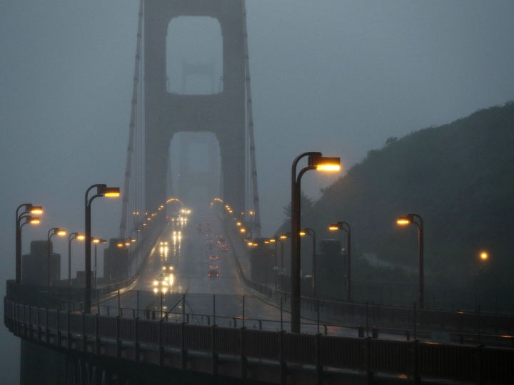 在暴風雨之下，金門大橋上的汽車需要減速行駛。(圖:美聯社)
