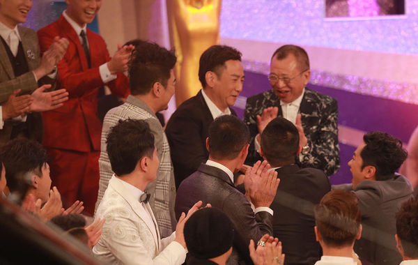 在當晚頒奬典禮上，當司儀宣布蔣志光獲頒男配角獎一刻，全場藝人均起來祝賀，逐一與他擁抱，場面感人。（圖：鳳凰網）