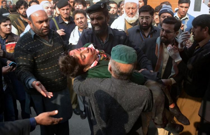 巴基斯坦西北部白沙瓦市一所公立學校16日早上被塔利班武裝分子襲擊，有受傷的學生被救出。(圖:美聯社)