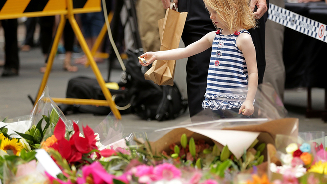 悉尼人質事件後一名小女孩在紀念現場。