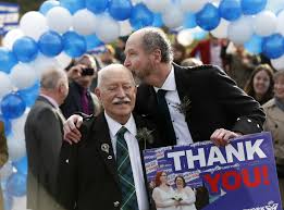 英國蘇格蘭「同性婚姻法案」在當地時間週二（16日）生效，讓同性伴侶關係可以註冊為婚姻關係。（圖：路透社/達志影像）