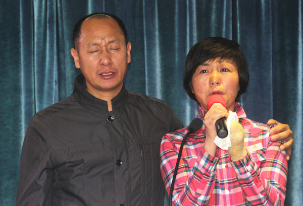閆兆輝、羅瑛12月14日在深圳工商分會會員日上見證家庭在主裡被重建。（圖：深圳工商分會）