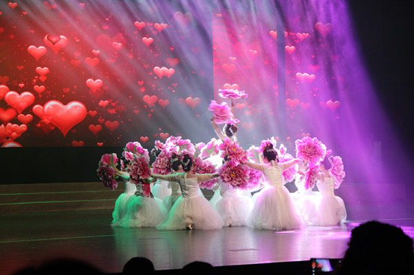 深圳錦繡教會的姊妹們裝扮成一朵朵鮮花，用輕盈的舞姿跳出一曲《愛·喜樂·生命》。（圖：基督日報）