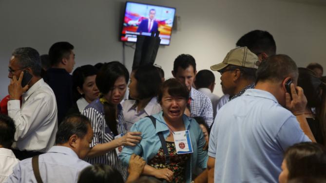亞航失聯航班QZ8501乘客的家屬看到印尼電視播出海面發現浮屍的片段時，不禁掩面痛哭，有些人甚至激動暈倒。(圖:路透社)