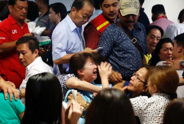 亞洲航空QZ8501客機證實墜毀後，不少家屬痛哭昏厥。（圖：澎湃新聞）